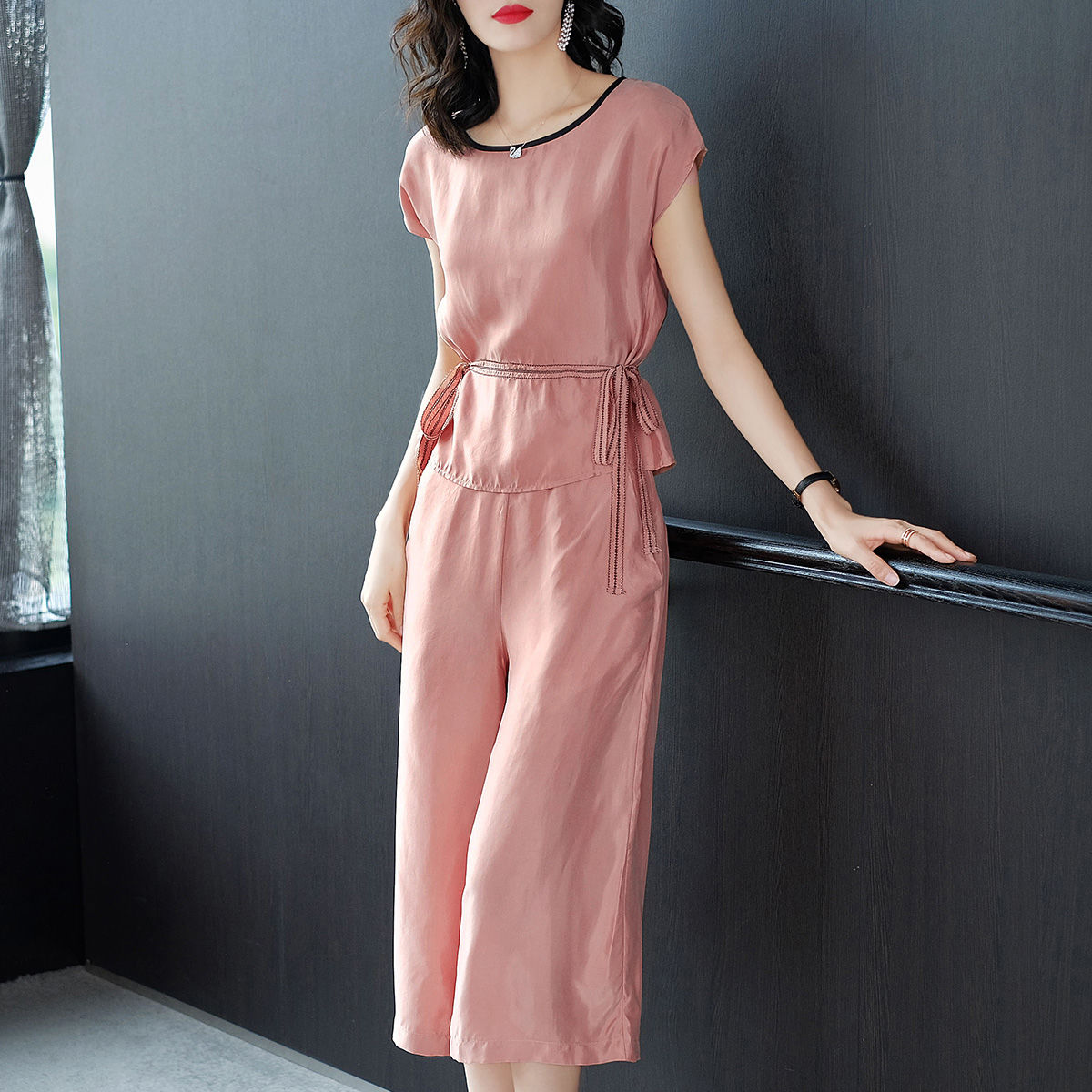 70后嫂子，出门从不穿连衣裙!就穿阔腿裤套装，高雅洋气显嫩美