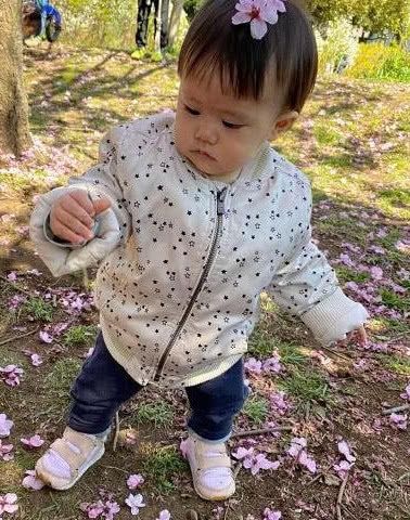  【江宏杰】江宏杰晒全家赏花照，福原爱留文雅长发，妈妈和女儿站一起像姐妹