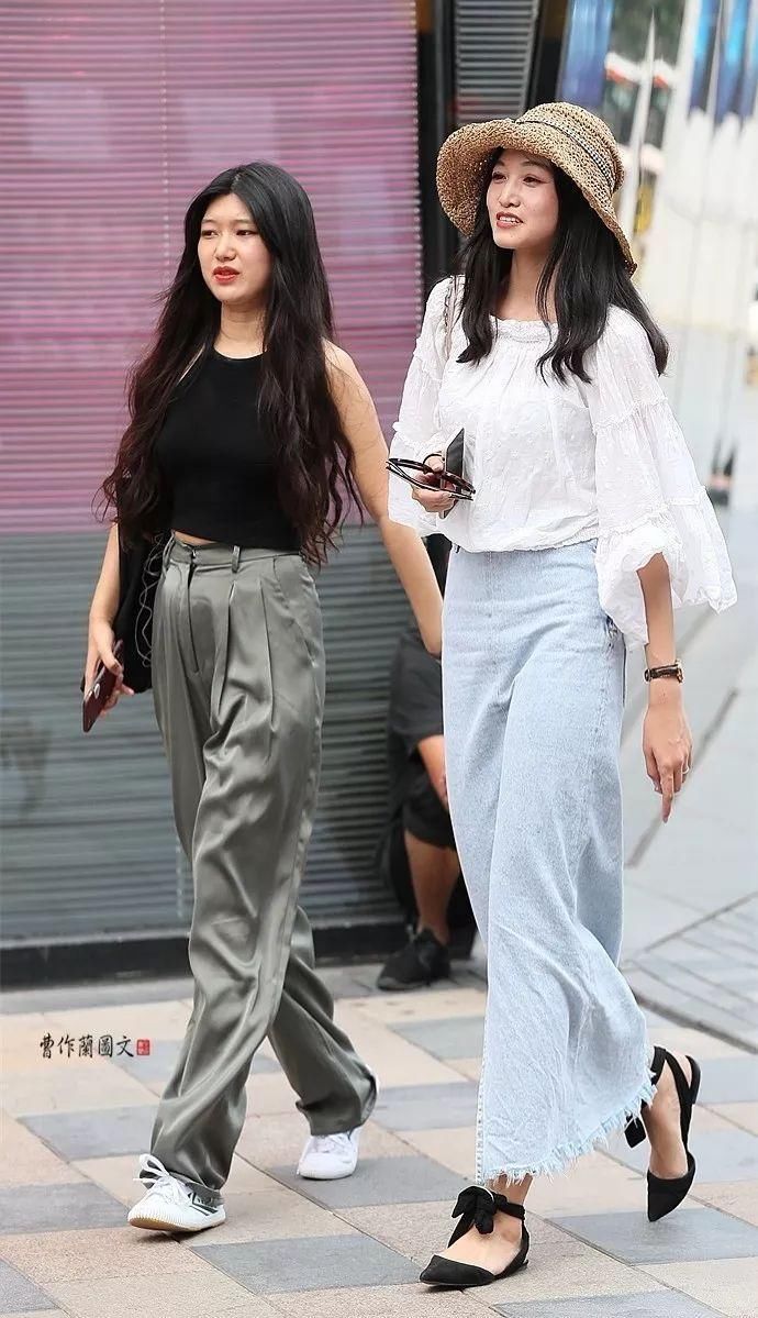街拍:升级姐妹花,不仅高颜值,而且好衣品