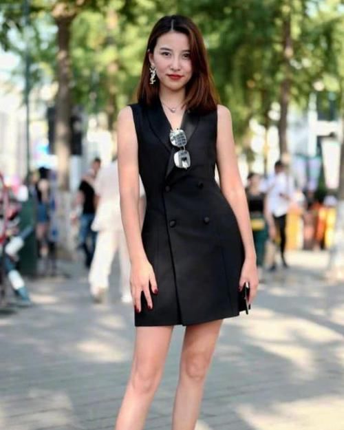  【美女】养眼女神街拍：皮肤白皙的美女，一条黑色的连衣裙，时尚唯美气质