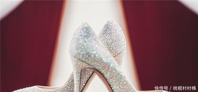 每天穿高跟鞋，腿变长了，那你的脚还好么