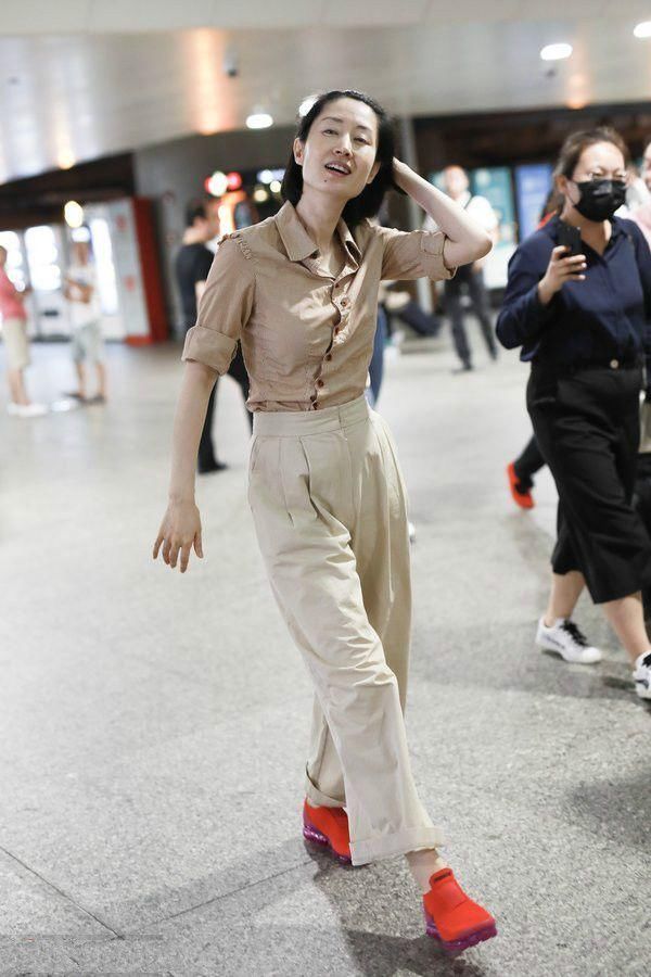 刘敏涛休闲装配运动鞋,网友:没见过这么不会搭配的明星!
