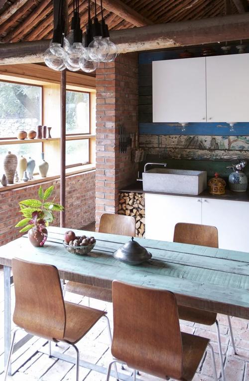 空置25年的农舍里 这个歪果仁怎么从预算不够到过上理想生活