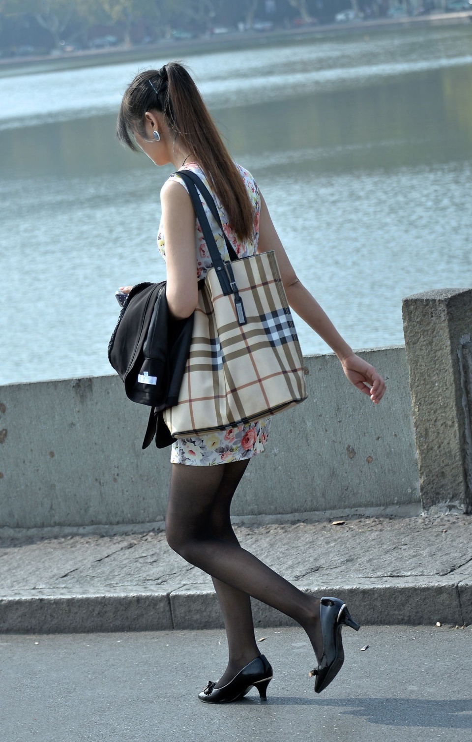 街拍：河边漫步的黑丝美女，黑色丝袜衬托完美腿型