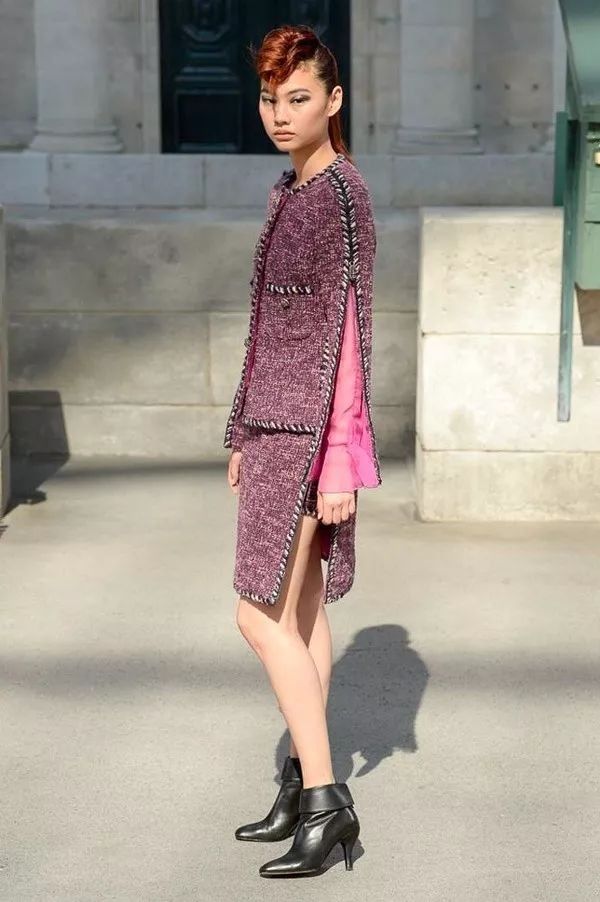 我们在巴黎大皇宫变的书报亭里问了周迅和刘雯一些小秘密……