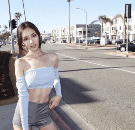 身穿透明内衣的小姐姐身材真好，看的好陶醉