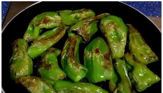  「虎皮」炒虎皮青椒时，是先放油还是青椒？太多人都搞错了，难怪很难吃