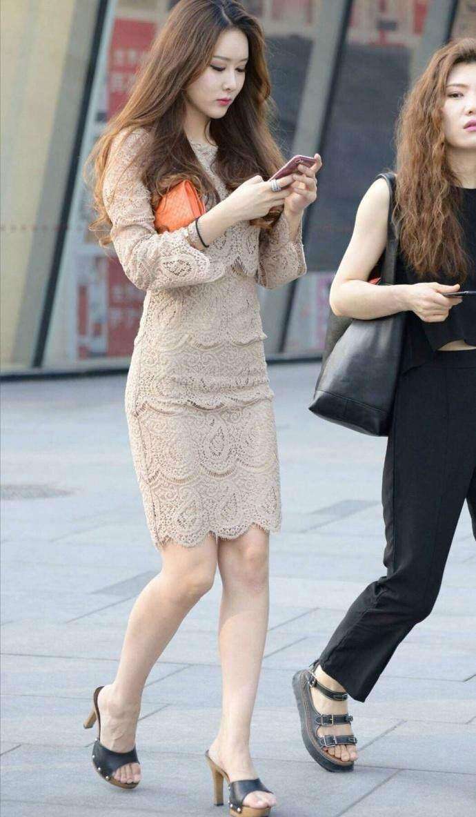 街拍: 透视的镂空裙, 若隐若现吸引男人目光