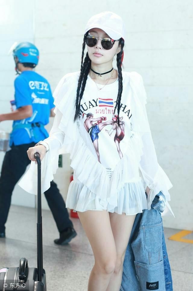 李小璐小辫子发型现身机场，网友:甜馨都长大了，妈妈还那么年轻