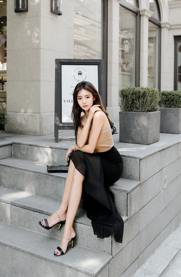 街拍:小姐姐黑色包臀裙出街,不穿丝袜,这女人味多了几分真实?