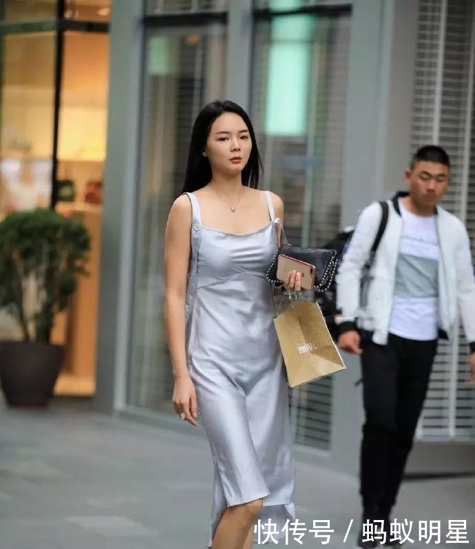 美女:美女穿着睡衣就出来了,不过还挺有富贵风范的