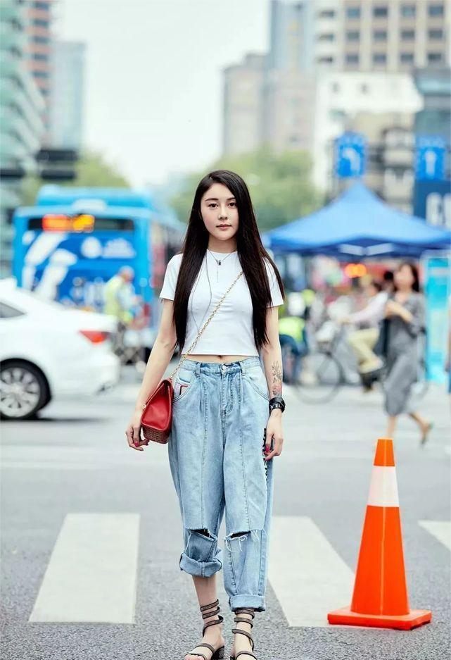 这样搭配,黑色紧身裤的性感美女,苗条又丰满成熟妩媚!