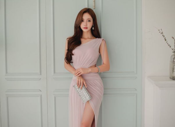 年轻活力的紧身裙美女，穿出小蛮腰，衬托优美的线条