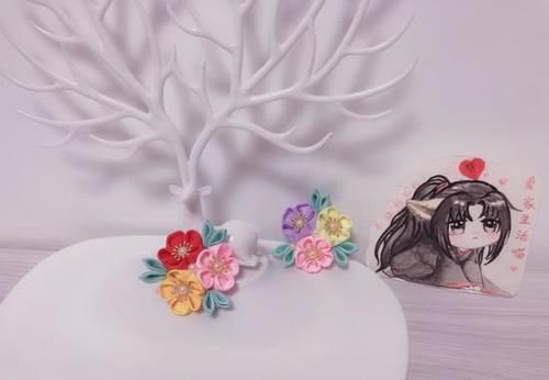 「三角形」春暖花开了，来做花吧？三色小花朵做胸针好不好看啊？
