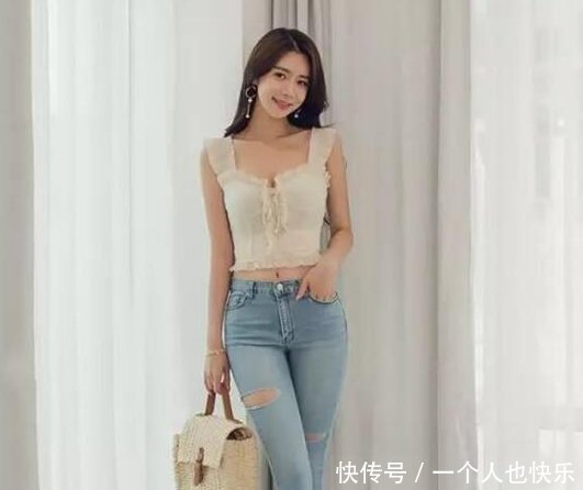 街拍美丽婀娜的牛仔裤小姐姐，展现出的曲线十分的完美迷人！