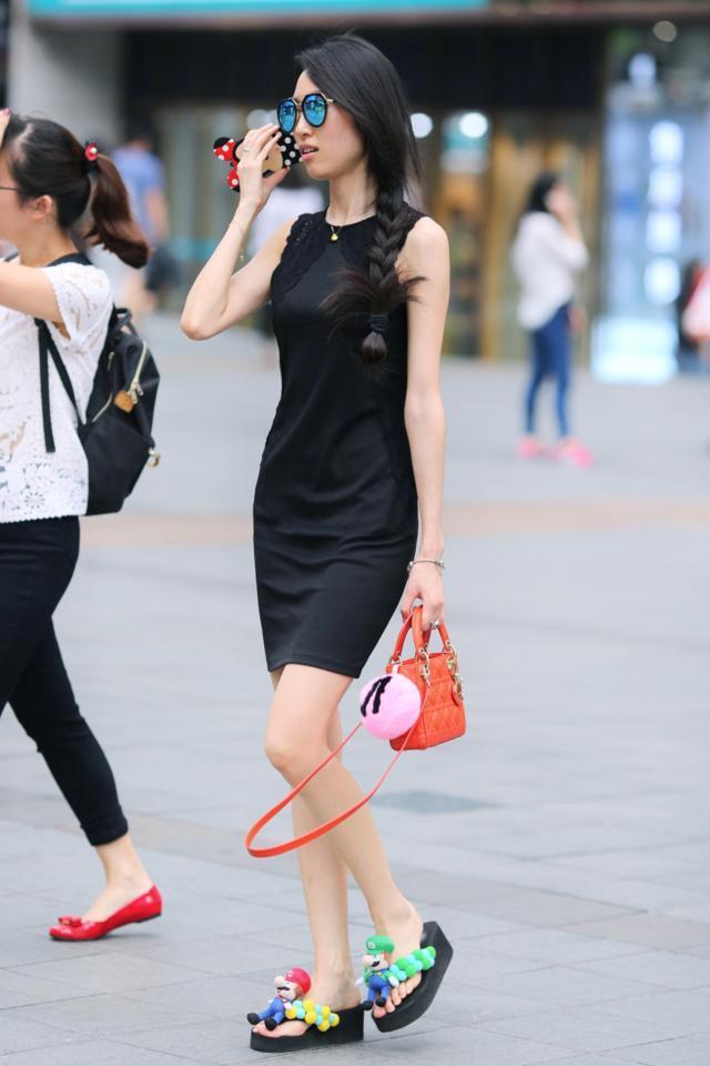 街拍：清纯可人的美女，明媚的微笑，怎能不惹人爱怜