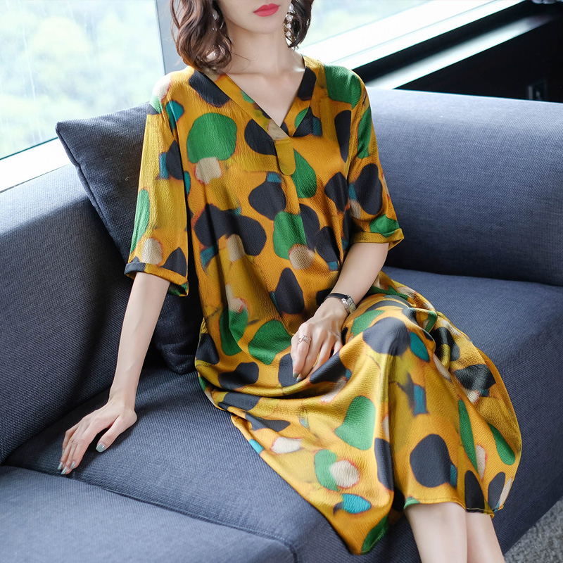 身材丰满的女生还是这样穿，紧身T恤性感火辣，女人味洋气美翻天