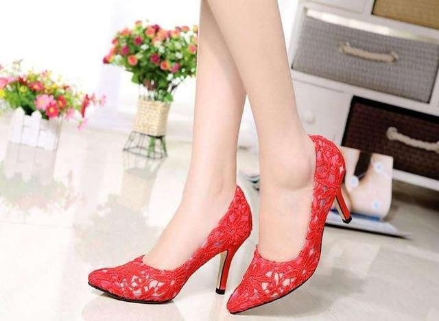 优雅的细高跟完美诠释性感魅惑风情，轻松展现出女人成熟的气质