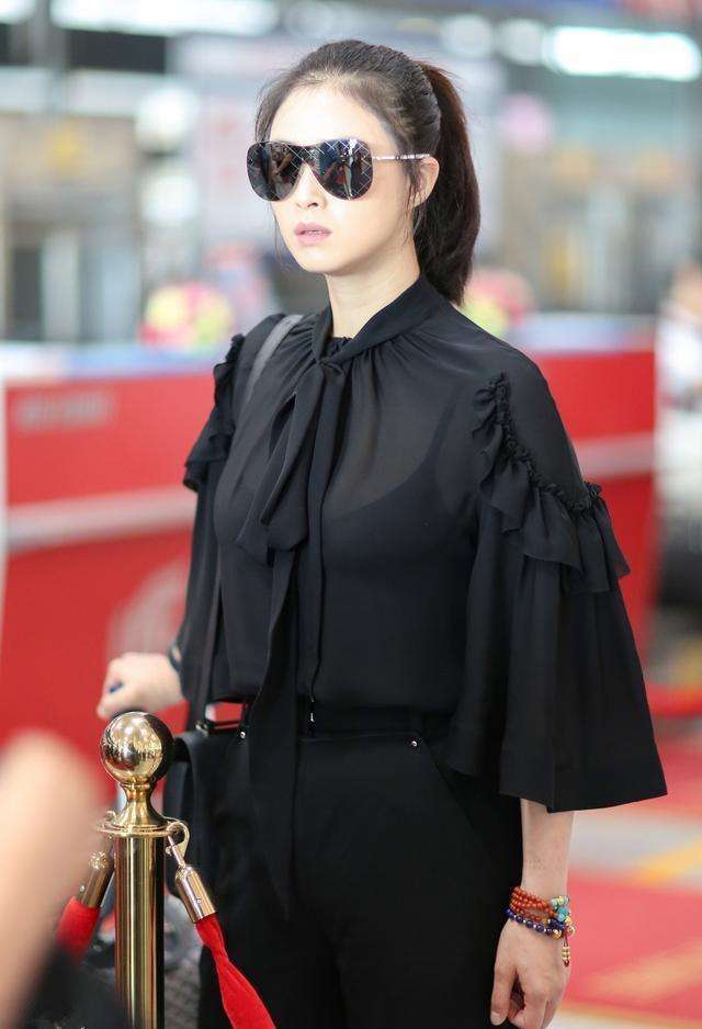 162王子文与171蒋欣, 同穿一身黑现身机场, 一个似超模一个是矮胖