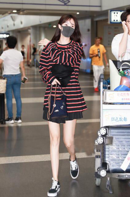 31岁李菲儿条纹长T盖到大腿，没有柯基臀也性感，网友：真会穿