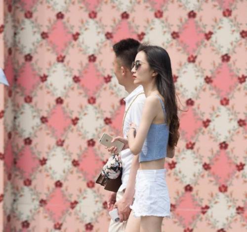 美女搭配一袭黑色网袜，很是性感，良好的展现了小姐姐的身材曲线