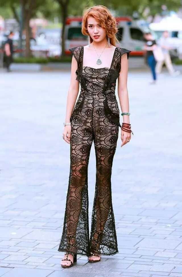 路人街拍：吊带装是今年夏天小姐姐不愿舍弃的搭配，只要皮肤够白