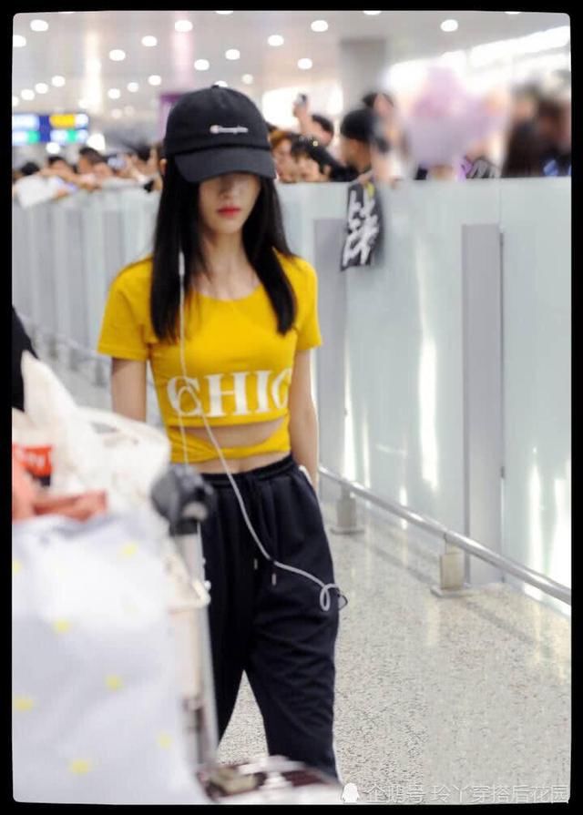 鞠婧祎开窍了？穿超短款T恤赶时尚，网友：胖出腹肌了！