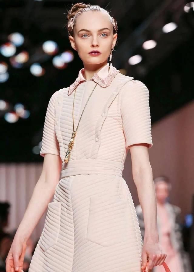  博主：这件衣服 是为时髦人准备的