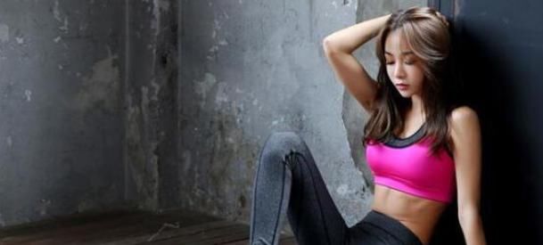 街拍秀，爱穿紧身裤的小姐姐，时尚感十足