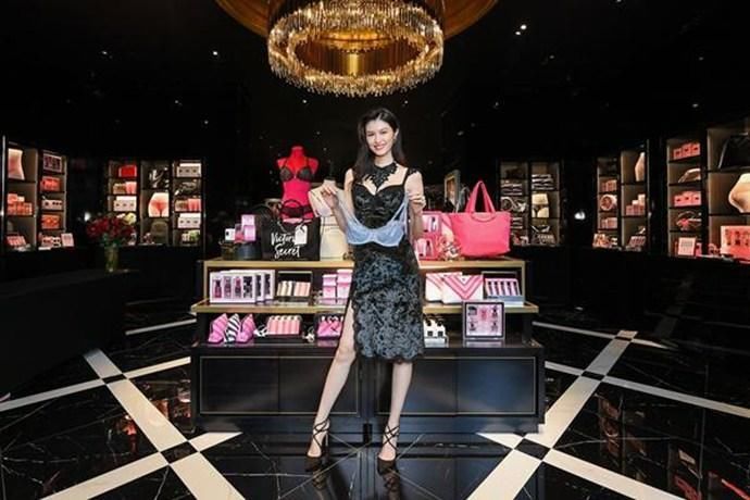 何穗终于性感一次，穿复古吊带裙惊艳全场，网友:太高级了!