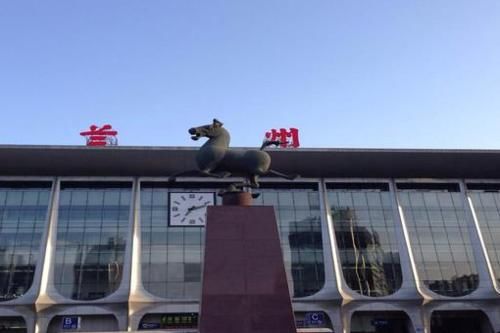  「唯一」中国唯一一个有“错别字”的火车站，都能看出来，为啥