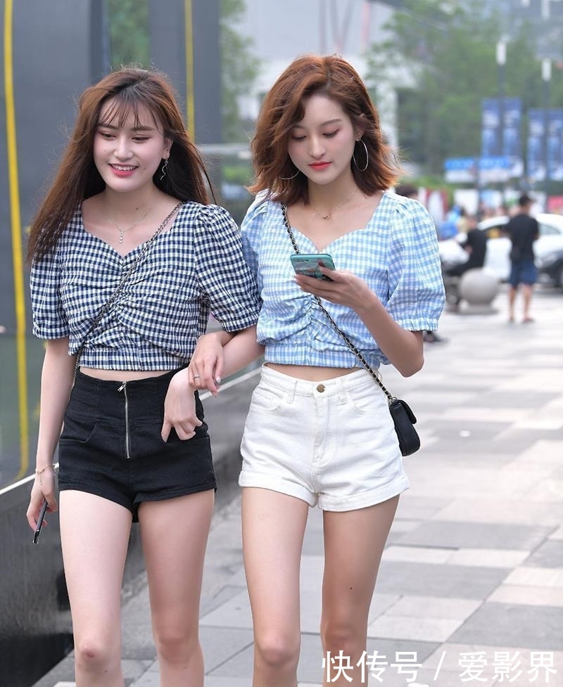 「 短袖」短袖衬衫搭配热裤，凸显饱满大白腿，街拍：肤白貌美的闺蜜出行