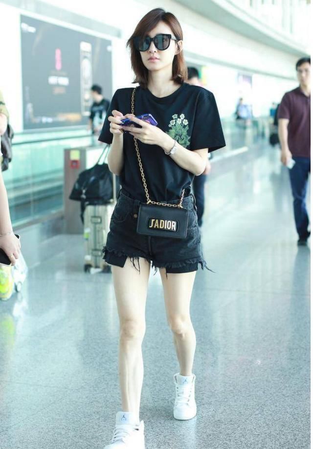 可成熟，可清新，可御姐，王丽坤简单短袖搭渔夫帽把人美哭