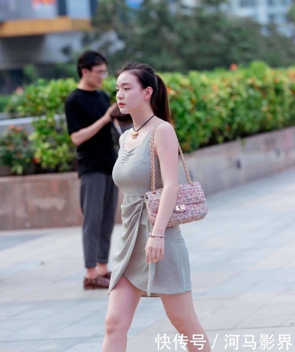 美女|街拍美女时尚有型的小姐姐,飘逸的连衣裙,彰显女神的气质