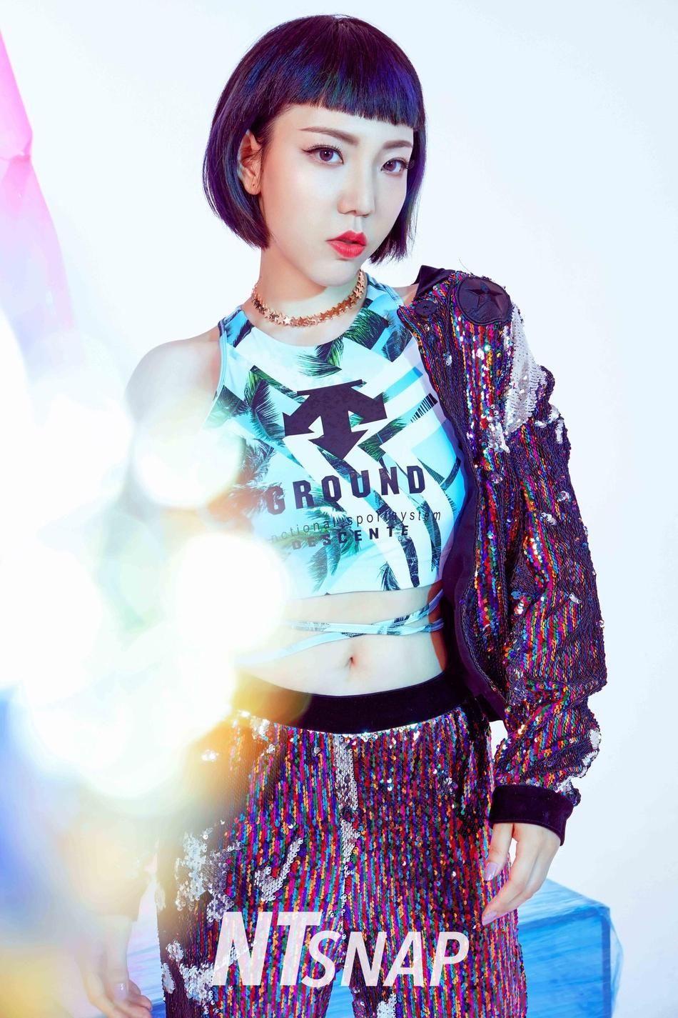 组图：吴莫愁紧身裤尽展美妙身姿 红唇撩人气场强大