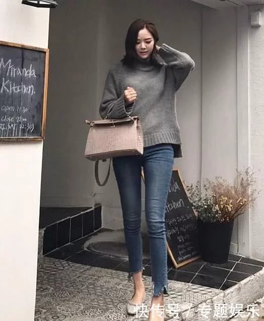 小姐姐穿着牛仔裤，简单的设计，凸显出女人的优雅气质迷人