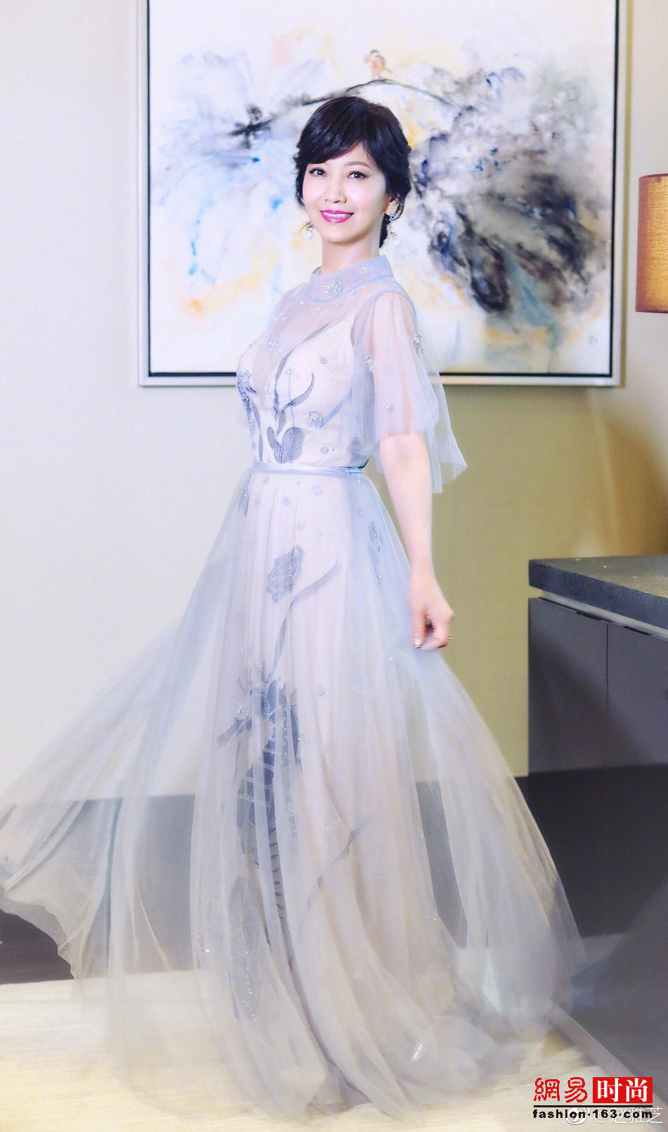 敢穿!63岁赵雅芝穿透视衫短裤秀紧致身材