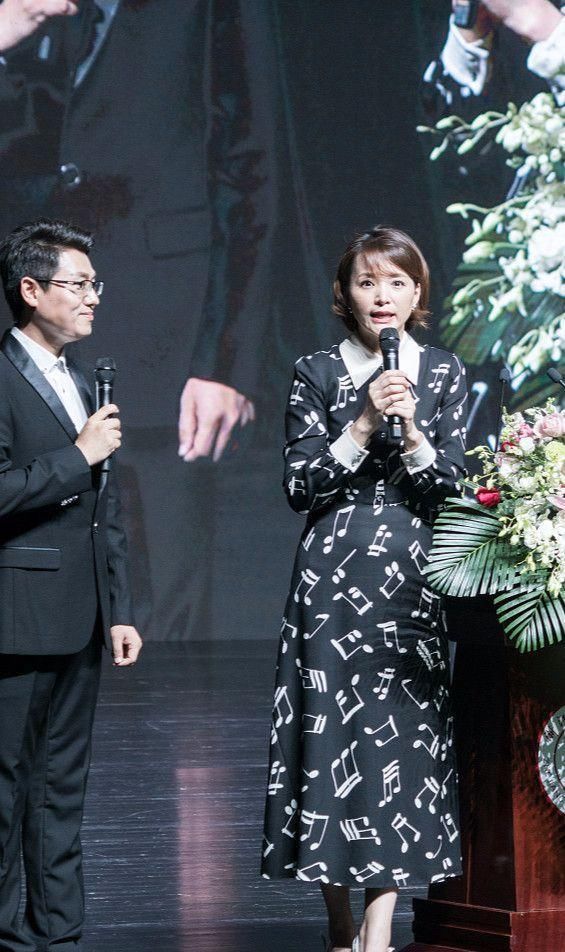 董卿气质不俗，只不过瘦出尖下巴了!网友:瘦了显老，胖点好看些