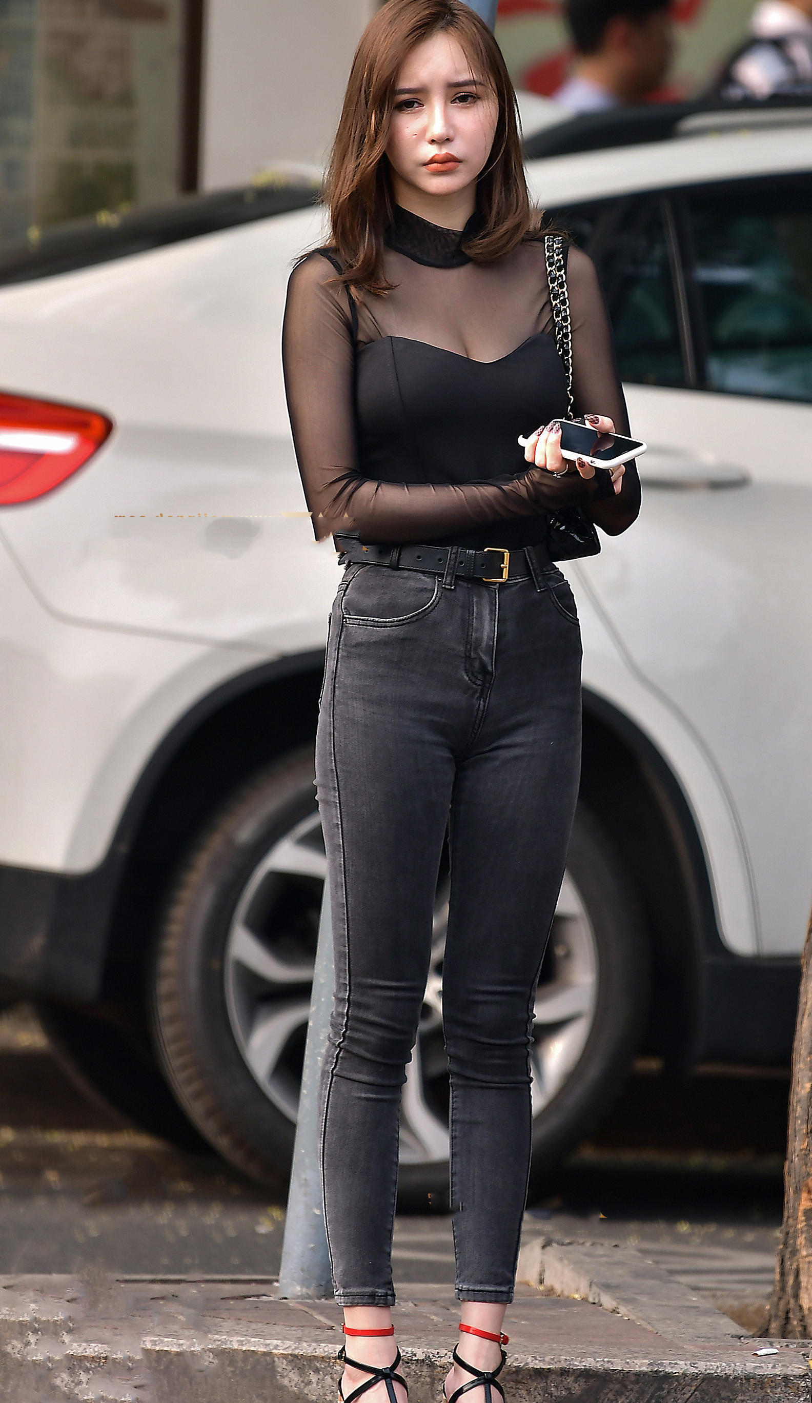 气质小姐姐黑色薄纱尽显轻熟女风采，一脸忧愁更惹人怜爱