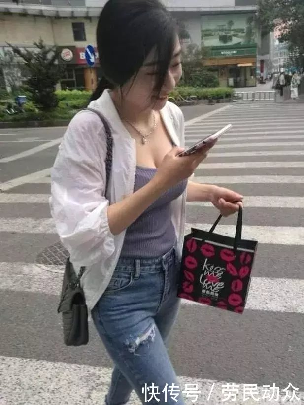 街拍：马路中间玩手机的小姐姐，近看有韵味的成熟女人