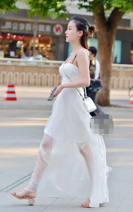 小姐姐一身轻纱伴娘装，尽显女神气质，不知道吸引了多少人的目光