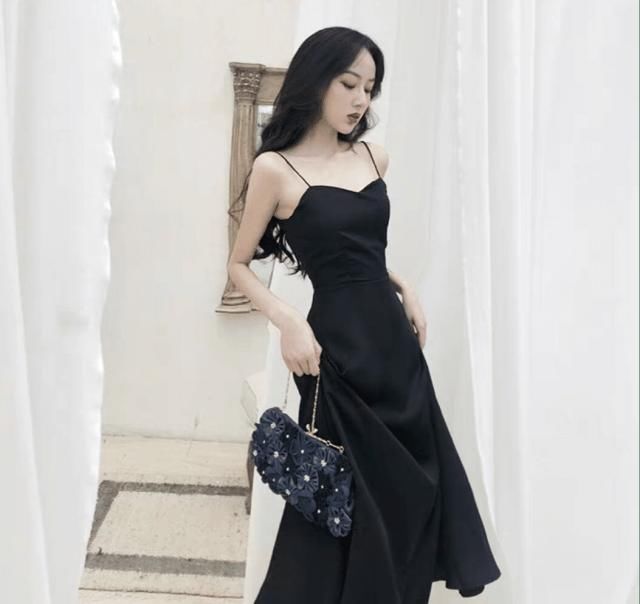  『款式非常』想要性感妩媚的美? 那就试试这款吊带裙