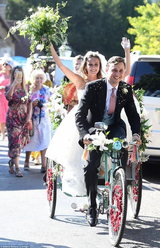 凯特王妃缺席婚礼,梅根抢尽风头唱独角戏,一身黑白装扮尽显时尚