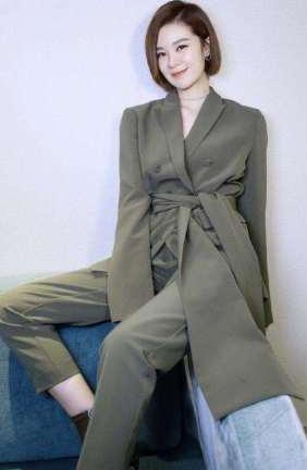 郁可唯真拼命！穿的是裙子也未免太紧了吧 网友：里面的都遮不住