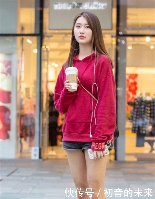 小美女:街拍:身材高挑的小美女,骨感的美人,转头一笑百媚生