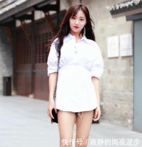 「凸显」街拍:白色一字肩上衣配牛仔短裙,凸显大长腿,美女时尚又靓丽