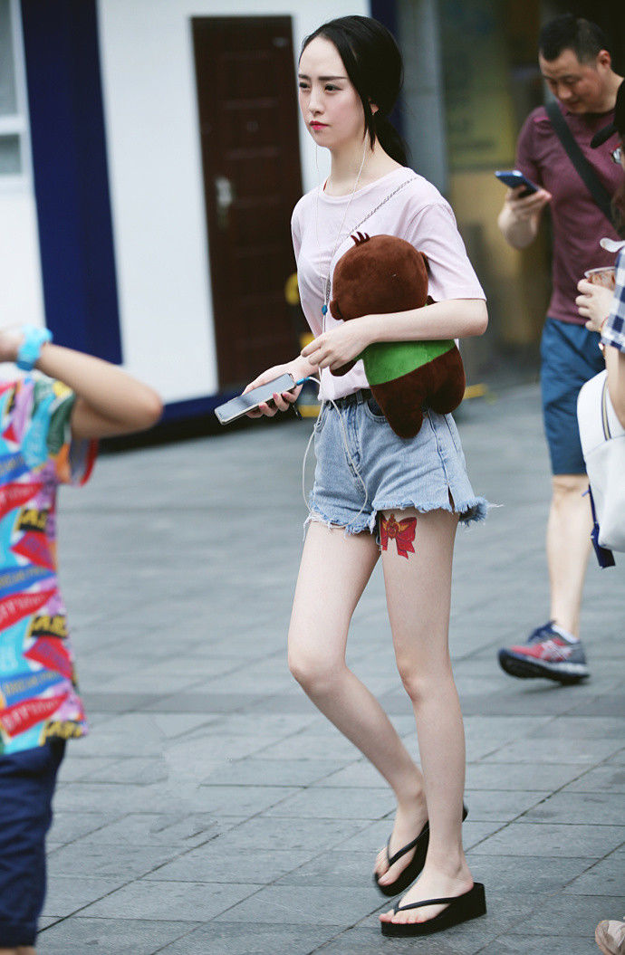 重庆街拍，作为女生，就是要展现出自己优雅的曲线!