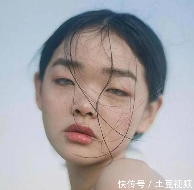  『缺陷』亚洲人讨厌的脸部缺陷她全占了，还被Dior青睐逆袭成高级时尚？