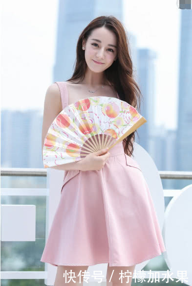 看宋慧乔穿粉色短裙，再看热巴，终于明白知性与甜美的区别有多大