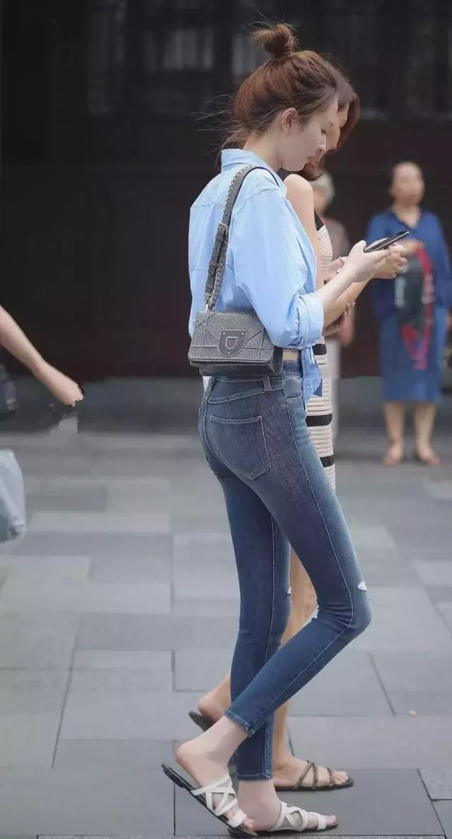 灰色吊带针织背心搭配深色牛仔裤，温婉大方很是淑女